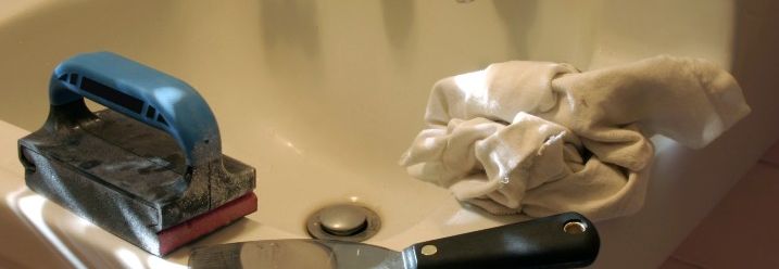 Waschbecken vorbereiten Spachtel Tuch Schleifen Werkzeuge